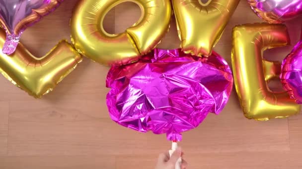 女人正在人工抽吸空气到形状的气球里 准备在家里用充气器 生活方式装饰节日派对 — 图库视频影像