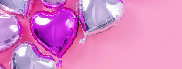 Valentýn romantický design koncept - Krásné skutečné srdce tvar fólie balón izolovaný na světle růžovém pozadí, horní pohled, ploché ležel, režie nad fotografií. — Stock fotografie