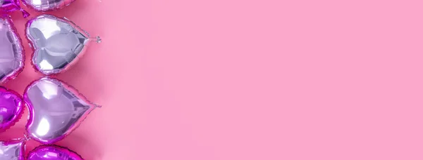 Valentin-nap romantikus design koncepció - Gyönyörű igazi szív alakú fólia léggömb elszigetelt halvány rózsaszín háttér, felülnézet, lapos laikus, fölött fotózás. — Stock Fotó