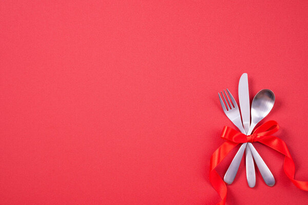 Концепция дизайна ко Дню Святого Валентина - Романтическое блюдо в ресторане, продвижение праздничного ужина для пары и влюбленных, вид сверху, плоский уголок, накладные расходы
