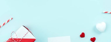 Sevgililer günü, anneler günü sanat tasarım konsepti kırmızı, beyaz paketlenmiş hediye kutusu pastel rengi açık mavi arka plan, düz alan, üst manzara.