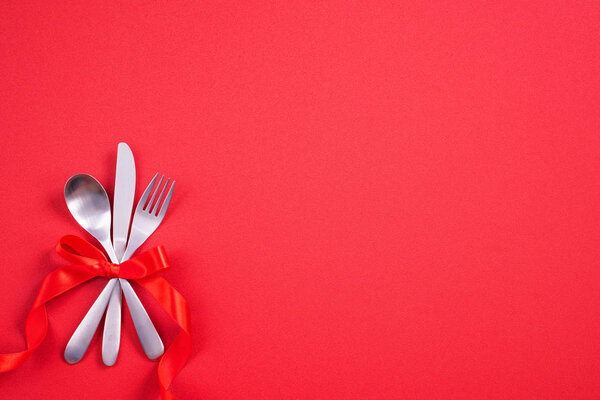 Концепция дизайна ко Дню Святого Валентина - Романтическое блюдо в ресторане, продвижение праздничного ужина для пары и влюбленных, вид сверху, плоский уголок, накладные расходы
