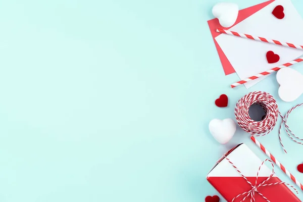 День святого Валентина, концепція дизайну дня матері для просування - червоний, білий обгорнутий подарунковий ящик ізольований на світлому синьому фоні, плоский мил, вид зверху.. — стокове фото