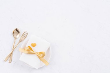 Sevgililer Günü tasarım konsepti - Romantik tabak seti Restoran bayram yemeği tanıtımı için Çiftler ve sevgililer için yemek tanıtımı, üst manzara, düz yatak