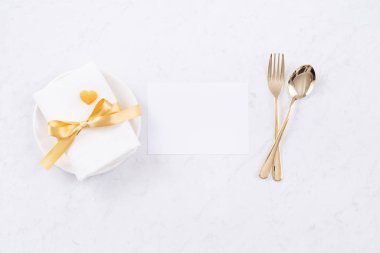 Sevgililer Günü tasarım konsepti - Romantik tabak seti Restoran bayram yemeği tanıtımı için Çiftler ve sevgililer için yemek tanıtımı, üst manzara, düz yatak