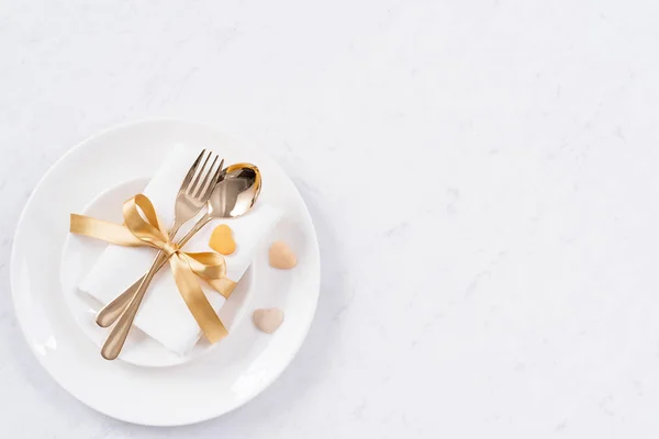 Ημέρα του Αγίου Βαλεντίνου έννοια σχεδιασμού - Ρομαντικό πιάτο πιάτο σετ για εορταστικό γεύμα εστιατόριο promo γιορτή για ζευγάρι και εραστής χρονολόγηση, top view, επίπεδη lay — Φωτογραφία Αρχείου