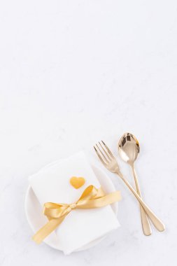 Sevgililer Günü yemek tasarımı - romantik tabak seti mermer beyaz arka planda, restoran bayramı tanıtımı, üst manzara, düz yatış için izole edilmiş.
