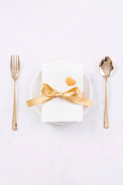 Sevgililer Günü yemek tasarımı - romantik tabak seti mermer beyaz arka planda, restoran bayramı tanıtımı, üst manzara, düz yatış için izole edilmiş.