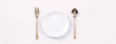 Sevgililer Günü yemek tasarımı - romantik tabak seti mermer beyaz arka planda, restoran bayramı tanıtımı, üst manzara, düz yatış için izole edilmiş.