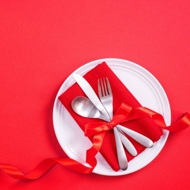 Sevgililer Günü yemek tasarımı - Romantik tabak seti restoranın kırmızı arka planında izole edilmiş, bayram kutlamaları promosyonu, üst manzara, düz yatak.