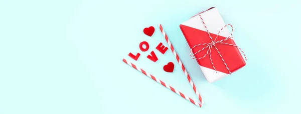 Hari Valentine, Hari Ibu desain seni konsep untuk promosi Merah, putih dibungkus kotak hadiah terisolasi di pastel cahaya biru latar belakang, berbaring datar, top view . — Stok Foto