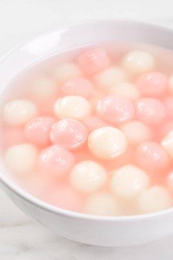 Tang yuan, tangyuan, lezzetli kırmızı ve beyaz pirinç köfteleri küçük bir kasede. Çin Kış Gündönümü Festivali için Asya geleneksel yemeklerini kapatıyoruz..