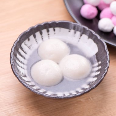 Tang yuan, tangyuan, yukayao küçük bir kase içinde. Çin Fener Festivali için doldurulmuş dolgulu pirinç köfteleri. Kapatın..