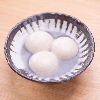 Tang yuan, tangyuan, yukayao küçük bir kase içinde. Çin Fener Festivali için doldurulmuş dolgulu pirinç köfteleri. Kapatın..