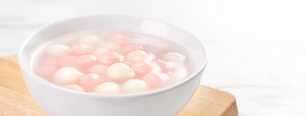 Tang yuan, tangyuan, deliciosas bolas de bolinho de arroz vermelho e branco em uma tigela pequena. Comida festiva tradicional asiática para o Festival de Solstício de Inverno Chinês, close-up . — Fotografia de Stock