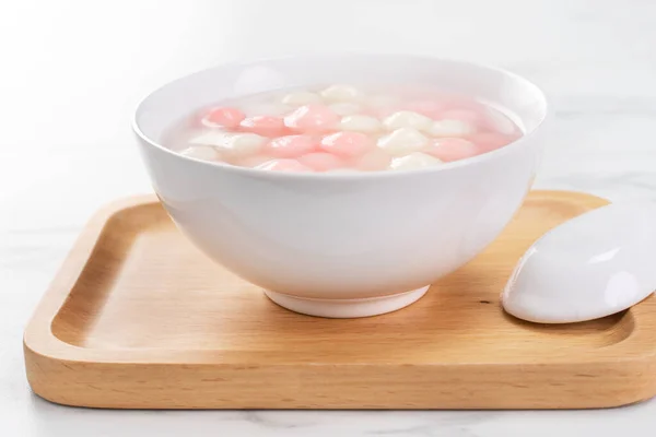 Tang yuan, tangyuan, deliciosas bolas de bolinho de arroz vermelho e branco em uma tigela pequena. Comida festiva tradicional asiática para o Festival de Solstício de Inverno Chinês, close-up . — Fotografia de Stock