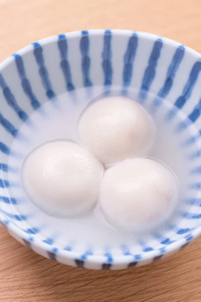 Tang yuan, tangyuan, yuanxiao i en liten skål. Läckra asiatiska traditionella festlig mat ris dumpling bollar med fyllda fyllningar för kinesiska lyktan Festival, närbild. — Stockfoto