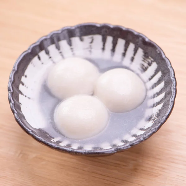 Tang yuan, tangyuan, yuanxiao i en liten skål. Läckra asiatiska traditionella festlig mat ris dumpling bollar med fyllda fyllningar för kinesiska lyktan Festival, närbild. — Stockfoto