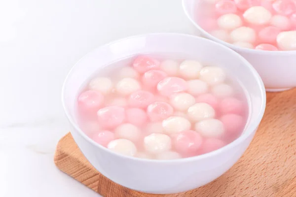 Tang yuan, tangyuan, deliciosas bolas de bolinho de arroz vermelho e branco em uma tigela pequena. Comida festiva tradicional asiática para o Festival de Solstício de Inverno Chinês, close-up . — Fotografia de Stock