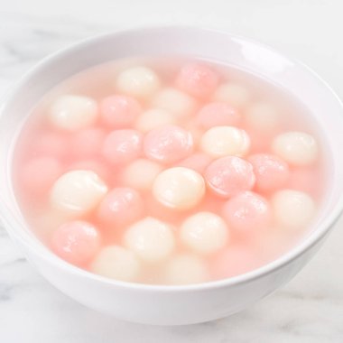 Tang yuan, tangyuan, lezzetli kırmızı ve beyaz pirinç köfteleri küçük bir kasede. Çin Kış Gündönümü Festivali için Asya geleneksel yemeklerini kapatıyoruz..