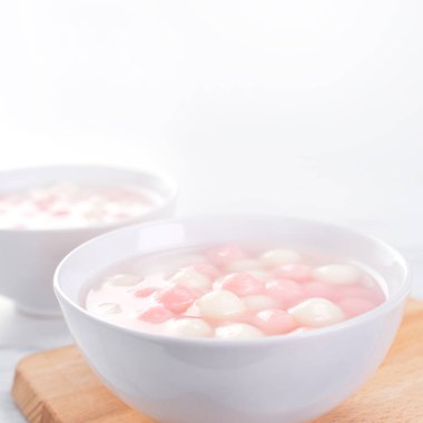Tang yuan, tangyuan, lezzetli kırmızı ve beyaz pirinç köfteleri küçük bir kasede. Çin Kış Gündönümü Festivali için Asya geleneksel yemeklerini kapatıyoruz..