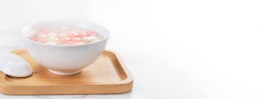 Tang yuan, tangyuan, lezzetli kırmızı ve beyaz pirinç köfteleri küçük bir kasede. Çin Kış Gündönümü Festivali için Asya geleneksel yemeklerini kapatıyoruz..