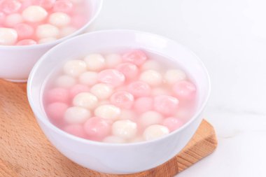 Tang yuan, tangyuan, lezzetli kırmızı ve beyaz pirinç köfteleri küçük bir kasede. Çin Kış Gündönümü Festivali için Asya geleneksel yemeklerini kapatıyoruz..