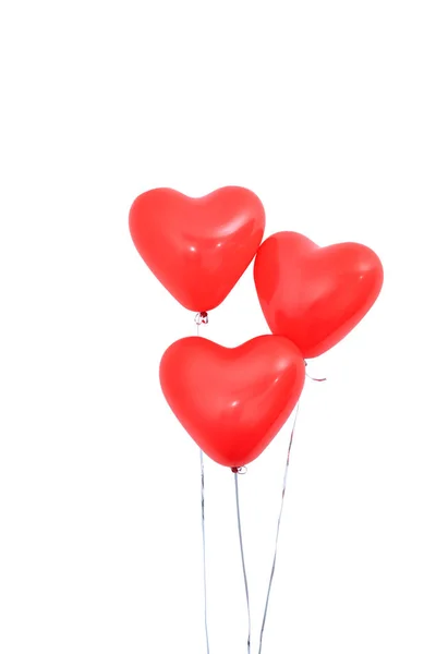 Balão de hélio em forma de coração vermelho isolado no fundo branco com cordas, Dia dos Namorados, Dia das Mães, conceito de design de festa de aniversário. Caminho de recorte . — Fotografia de Stock