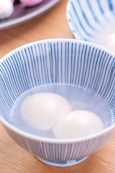 Tang yuan, tangyuan, yuanxiao in a small bowl. Delicious asian traditional festive food rice dumpling balls with stuffed fillings for Chinese Lantern Festival, close up. — 스톡 사진