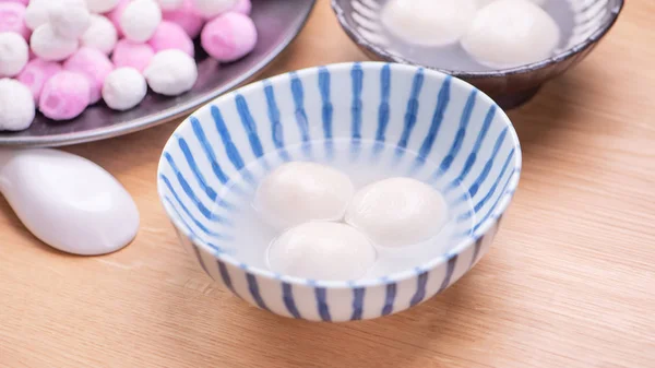 Tang yuan, tangyuan, yuanxiao em uma tigela pequena. Delicioso asiático tradicional festivo comida arroz bolinhos de bolinho com recheios recheados para chinês Lanterna Festival, close up . — Fotografia de Stock