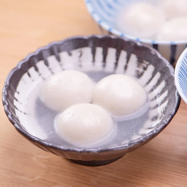 Tang yuan, tangyuan, yuanxiao in a small bowl. Delicious asian traditional festive food rice dumpling balls with stuffed fillings for Chinese Lantern Festival, close up. — 스톡 사진