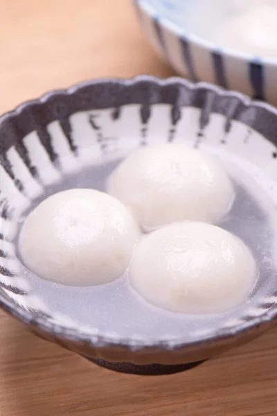 Tang yuan, tangyuan, yuanxiao in a small bowl. Delicious asian traditional festive food rice dumpling balls with stuffed fillings for Chinese Lantern Festival, close up. — 스톡 사진