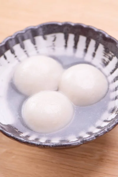 Tang yuan, tangyuan, yuanxiao en un tazón pequeño. Delicioso asiático tradicional comida festiva bolas de arroz bola de masa de masa con rellenos de peluche para el Festival de la Linterna China, de cerca . — Foto de Stock