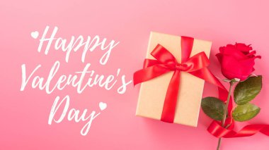 Güzel kırmızı kurdeleli Kraft Hediye Kutusu, Sevgililer Günü tebrik kartı konsepti metin, düz konum, üst görünüm.