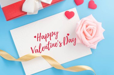 Sevgililer Günü hediye kartı, içinde karşılama sözcüğü tasarımı konsepti, kadının canlı mavi arka planda hediye göndermesi, üst manzara, genel giderler..