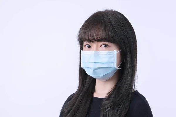 Portret Młodej Azjatki Noszącej Niebieską Maskę Chirurgiczną Aby Zapobiec Infekcji — Zdjęcie stockowe