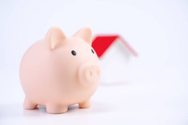 Finansal kuruluş - domuz kumbarası, beyaz arka planda güzel kırmızı beyaz ahşap ev modeli, sigorta almak için para biriktirme, kapama, yer kopyalama.
