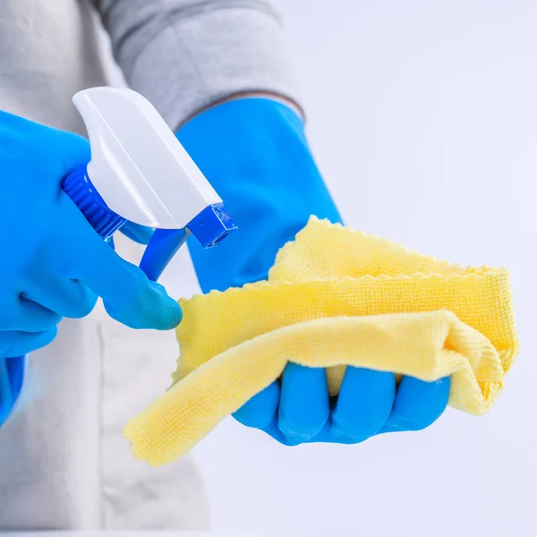 Młoda Gospodyni Robi Sprzątanie Białego Stołu Fartuchu Niebieskimi Rękawiczkami Środkiem — Zdjęcie stockowe