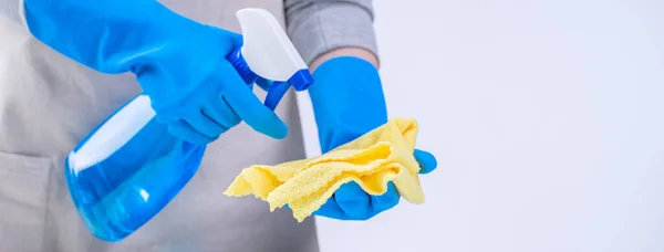 Junge Haushälterin Putzt Weißen Tisch Schürze Mit Blauen Handschuhen Sprühreiniger — Stockfoto