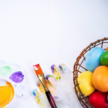 Tasarım konsepti - Paskalya kutlaması için hazırlanmak, Paskalya yumurtalarını renkli akrilik pigment renkleriyle boyamak palet, üst görünüm, yaşam tarzı.