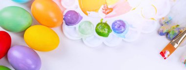 Tasarım konsepti - Paskalya kutlaması için hazırlanmak, Paskalya yumurtalarını renkli akrilik pigment renkleriyle boyamak palet, üst görünüm, yaşam tarzı.