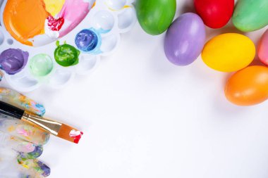 Tasarım konsepti - Paskalya kutlaması için hazırlanmak, Paskalya yumurtalarını renkli akrilik pigment renkleriyle boyamak palet, üst görünüm, yaşam tarzı.