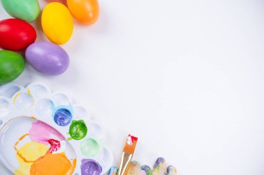 Tasarım konsepti - Paskalya kutlaması için hazırlanmak, Paskalya yumurtalarını renkli akrilik pigment renkleriyle boyamak palet, üst görünüm, yaşam tarzı.