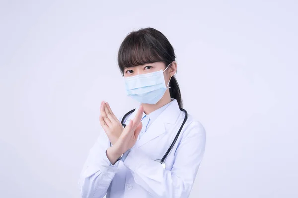 若い女性医師の女性は マスクを着て停止標識ジェスチャーを作る と言っています白の背景に隔離されていない ウイルス病を拒否し 閉じると 空白のまま — ストック写真