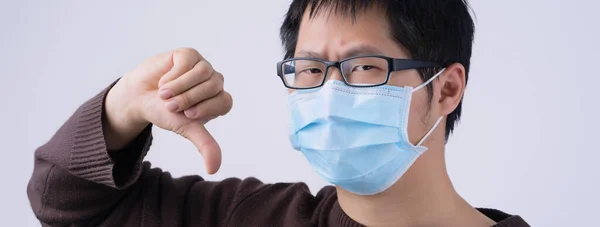 Portret Młodego Azjaty Odmawiający Infekcji Koronawirusem Medycznym Chirurgicznie Niebieską Maską — Zdjęcie stockowe