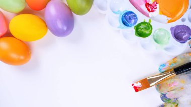 Tasarım konsepti - Paskalya kutlaması için hazırlanmak, Paskalya yumurtalarını renkli akrilik pigment renkleriyle boyamak palet, üst görünüm, yaşam tarzı.