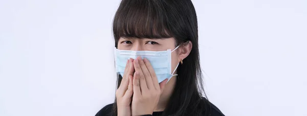 Maskeli Bir Kadın Genç Asyalı Ağzını Kapatıyor Beyaz Arka Planda — Stok fotoğraf