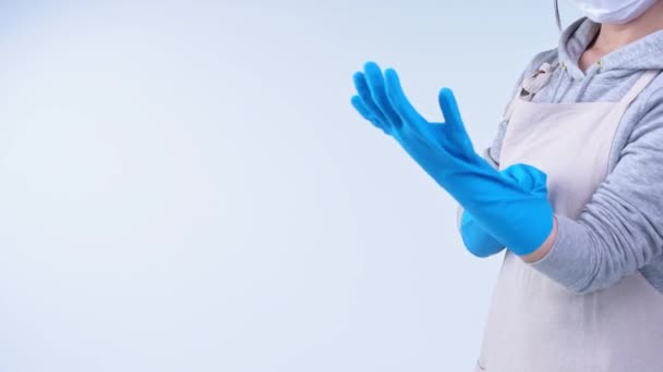 年轻的女管家正在用蓝色手套 喷雾清洁剂 湿黄色抹布 复制空间 空白设计理念等清洗围裙中的白桌 — 图库视频影像
