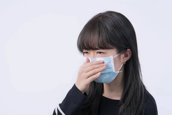 Femme Toussant Avec Masque Facial Jeune Asiatique Couvrant Bouche Main — Photo