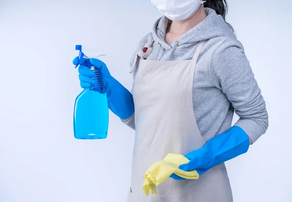 Junge Haushälterin Schürze Putzt Mit Blauen Handschuhen Nassem Gelben Lappen — Stockfoto